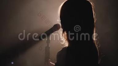 在黑色的烟雾背景上用麦克风特写<strong>歌手</strong>的脸。 <strong>歌手</strong>在舞台上唱一首歌